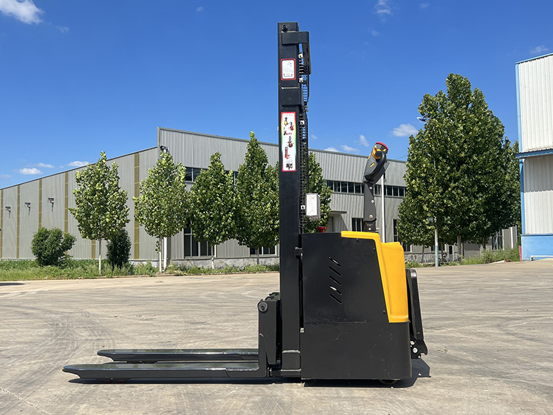 CDD-15（站架式堆高车）