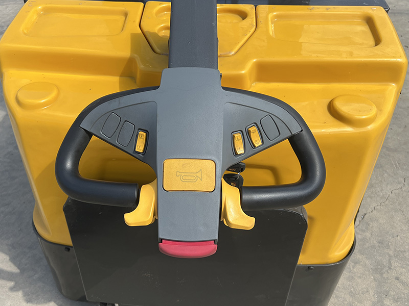 CDD-15（站架式堆高车）