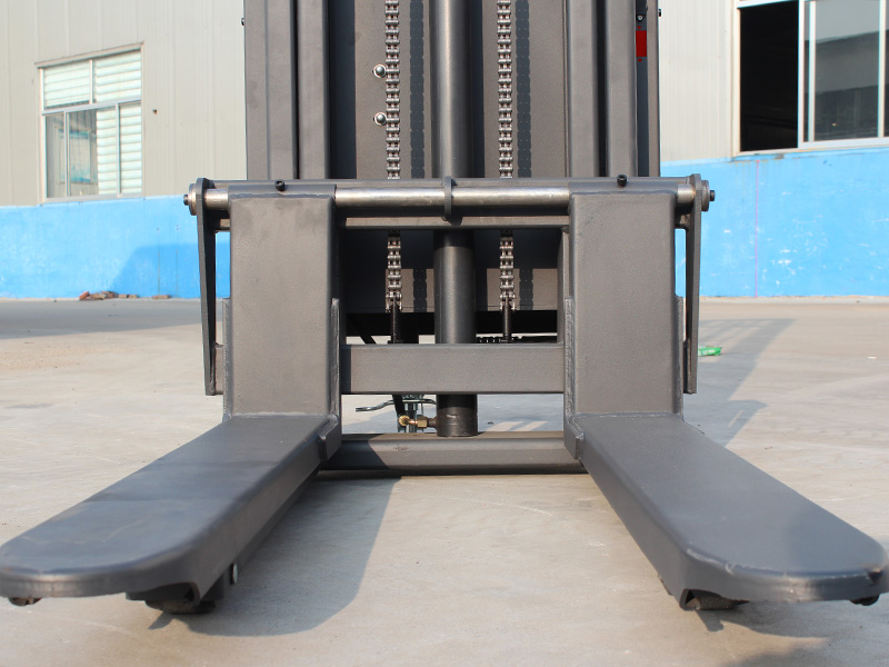 CDD-15（半电动堆高车）